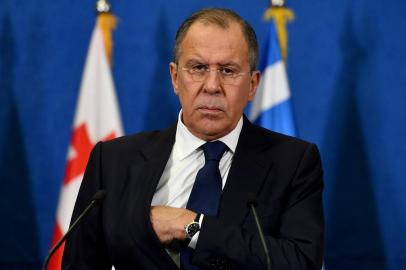 O ministro russo das Relações Exteriores, Serguei Lavrov, fez um apelo para que os países não façam concessões aos terroristas durante uma reunião em Moscou com o chanceler turco Mevlut Cavusoglu, um dia depois do assassinato do embaixador russo em Ancara.Inserir imagemInsert EmbedEspero que nossas conversas, assim como a reunião trilateral com nosso colega iraniano, permitam chegar a um acordo faça avançar o processo de solução da crise síria, disse Lavrov.Mas deve ser sem nenhuma concessão aos terroristas, completou Lavrov.Cavusoglu reiterou a vontade da Turquia de seguir com o trabalho comum para uma solução política na Síria e o desenvolvimento do conjunto das relações bilaterais.O objetivo principal do agressor era prejudicar as relações russo-turcas e afetar o avanço que havíamos conquistado em nossos esforços comuns recentemente, disse Cavusoglu em referência ao assassinato do diplomata russo.O embaixador russo na Turquia, Andrei Karlov, foi assassinado a tiros por um policial em uma galeria de arte de Ancara.Rússia e Turquia percebem que não devemos permitir aos organizadores do crime alcançar seu objetivo, completou o ministro turco.Lavrov, Cavusoglu e o ministro iraniano das Relações Exteriores, Javad Zarif, se reunirão nesta terça-feira em Moscou para analisar a crise síria e a situação em Aleppo.Os três países tem participação militar no conflito sírio. Rússia e Irã apoiam o presidente Bashar al-Assad, enquanto a Turquia considera que ele deve abandonar o poder.