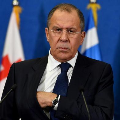 O ministro russo das Relações Exteriores, Serguei Lavrov, fez um apelo para que os países não façam concessões aos terroristas durante uma reunião em Moscou com o chanceler turco Mevlut Cavusoglu, um dia depois do assassinato do embaixador russo em Ancara.Inserir imagemInsert EmbedEspero que nossas conversas, assim como a reunião trilateral com nosso colega iraniano, permitam chegar a um acordo faça avançar o processo de solução da crise síria, disse Lavrov.Mas deve ser sem nenhuma concessão aos terroristas, completou Lavrov.Cavusoglu reiterou a vontade da Turquia de seguir com o trabalho comum para uma solução política na Síria e o desenvolvimento do conjunto das relações bilaterais.O objetivo principal do agressor era prejudicar as relações russo-turcas e afetar o avanço que havíamos conquistado em nossos esforços comuns recentemente, disse Cavusoglu em referência ao assassinato do diplomata russo.O embaixador russo na Turquia, Andrei Karlov, foi assassinado a tiros por um policial em uma galeria de arte de Ancara.Rússia e Turquia percebem que não devemos permitir aos organizadores do crime alcançar seu objetivo, completou o ministro turco.Lavrov, Cavusoglu e o ministro iraniano das Relações Exteriores, Javad Zarif, se reunirão nesta terça-feira em Moscou para analisar a crise síria e a situação em Aleppo.Os três países tem participação militar no conflito sírio. Rússia e Irã apoiam o presidente Bashar al-Assad, enquanto a Turquia considera que ele deve abandonar o poder.