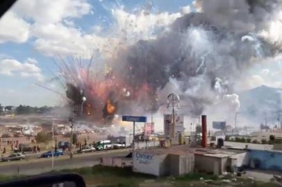 México: Explosões em mercado de fogos de artifício matam 27 e ferem 40    Leia mais sobre esse assunto em http://oglobo.globo.com/mundo/mexico-explosoes-em-mercado-de-fogos-de-artificio-matam-27-ferem-40-20676856#ixzz4TQiJNhbQ  © 1996 - 2016. Todos direitos reservados a Infoglobo Comunicação e Participações S.A. Este material não pode ser publicado, transmitido por broadcast, reescrito ou redistribuído sem autorização. 