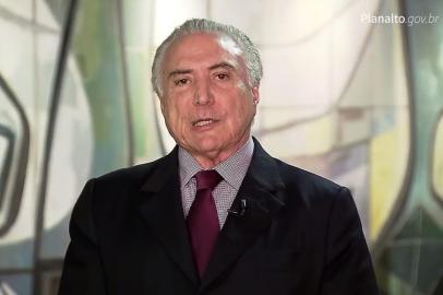 Após a aprovação da renegociação das dívidas estaduais sem exigências mais duras, o presidente Michel Temer afirmou que a União cobrará que os Estados apresentem contrapartidas e reduzam gastos para assinar o plano de recuperação fiscal com o governo federal. Pelo projeto aprovado na Câmara dos Deputados e que segue para sanção presidencial, os governadores que decretarem calamidade financeira poderão deixar de pagar o passivo durante três anos ¿ medida que beneficia Minas Gerais, Rio de Janeiro e Rio Grande do Sul. No entanto, em vídeo divulgado nas redes sociais, Temer reiterou que o acordo de alívio financeiro depende do aval da União.

Inserir imagemInsert Embed
¿ A União poderá deferir ou indeferir esta recuperação fiscal. O Estado tem que reduzir seus gastos para compatibilizar-se com as exigências da União ¿ afirmou.