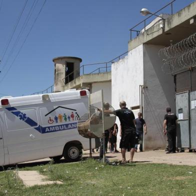  BAGÉ, RS, BRASIL, 21/12/2016. Série de rebeliões está sendo registrada em todo o RS. Em Bagé, houve queima de colchões por presos. Foto: Francisco Bosco/Especial