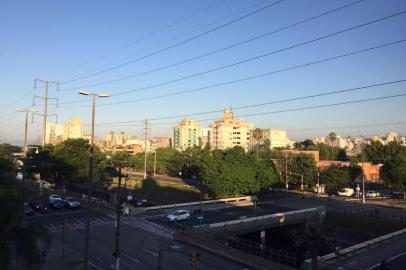  O verão, que  começa oficialmente às 8h44min desta quarta-feira, promete fazer jus ao título de estação mais quente do ano. Hoje, as temperaturas ficam acima dos 30°C em boa parte do Estado com possibilidade de pancadas de chuva na Metade Norte. 