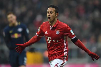  brasileiro naturalizado espanhol Thiago Alcántara marcou e deu assistência no jogo entre Bayern e LeipzigEditoria: SPOLocal: MunichIndexador: CHRISTOF STACHESecao: soccerFonte: AFPFotógrafo: STR