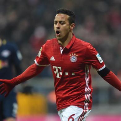  brasileiro naturalizado espanhol Thiago Alcántara marcou e deu assistência no jogo entre Bayern e LeipzigEditoria: SPOLocal: MunichIndexador: CHRISTOF STACHESecao: soccerFonte: AFPFotógrafo: STR