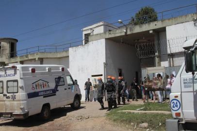  

BAGÉ, RS, BRASIL, 21/12/2016. Série de rebeliões está sendo registrada em todo o RS. Em Bagé, houve queima de colchões por presos. Foto: Francisco Bosco/Especial