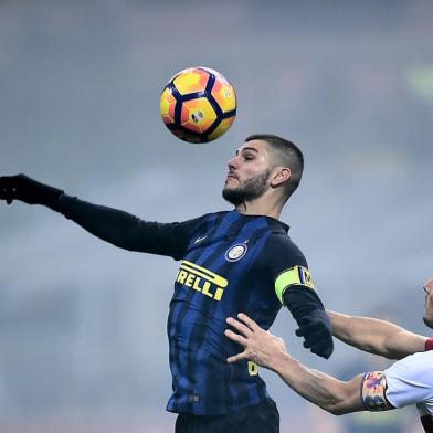 Inter Milan's forward from Argentina Mauro Icardi (L)  vies with Genoa's defender from Argentina Nicolas Burdisso during the italian Serie A football match Inter-Milan vs Genoa at the San Siro Stadium in Milan on December 12, 2016. / AFP PHOTO / FILIPPO MONTEFORTE