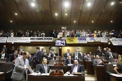  PORTO ALEGRE, RS, BRASIL 21/12/2016 - Sessão do terceiro dia de votação do pacote de Sartori na Assembleia. (FOTO: CAMILA DOMINGUES/ESPECIAL).