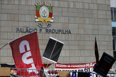  PORTO ALEGRE, RS, BRASIL, 22-12-2016. Imagens da Praça da Matriz no quarto dia de votação do pacote do governador Sartori na Assembleia Legislativa. (FÉLIX ZUCCO/AGÊNCIA RBS)