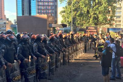 rdgol - pacote sartori - brigada militar e manifestantes