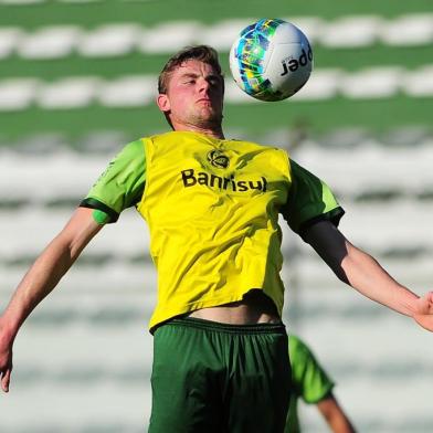  CAXIAS DO SUL, RS, BRASIL, 26/08/2016. Treino do Juventude no estádio Alfredo Jaconi. O Ju está disputando a série C do Campeonato Brasileiro. Na foto, zagueiro Klaus. (Porthus Junior/Pioneiro)Indexador: Porthus Junior                  