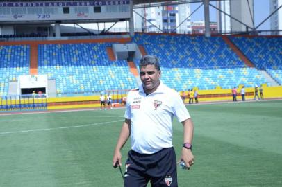 marcelo cabo, técnico do atlético-go