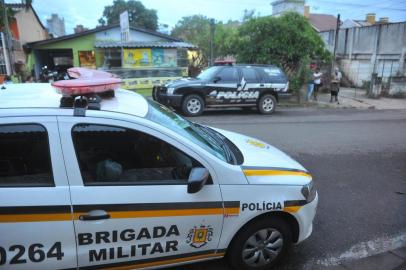  O corpo de uma idosa, aparentando 70 anos, foi encontrado por vizinhos em uma casa na Rua Marquês do Herval, no bairro Nonoai, região centro de Santa Maria, nesta segunda-feira. O nome da idosa não foi informado à reportagem