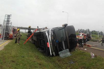  ENTRE RÍOS, ARGENTINA, 27/12/2016. Ônibus de excursão gaúcha tombou próximo da província argentina de Entre Ríos. Foto: Angel Sotera/Twitter