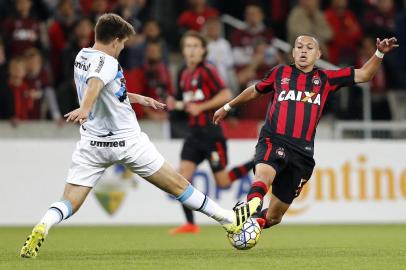 CURITIBA, PR - 24.08.2016: ATLÉTICO X GRÊMIO - Kannemann do Grêmio disputa bola com Marcos Guilherme durante Atlético x Grêmio Jogo de ida pelas oitavas de final da Copa do Brasil realizada no Arena da Baixada em Curitiba, PR. (Foto: Rodolfo Buhrer/La Imagem/Fotoarena/Lancepress!)