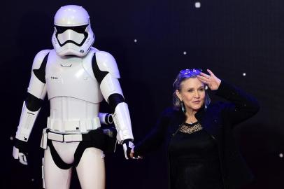 Carrie Fisher dies at 60(FILES) This file photo taken on December 16, 2015 shows US actress Carrie Fisher (R) posing with a storm trooper as she attends the opening of the European Premiere of "Star Wars: The Force Awakens" in central London. A family spokesman for the said December 27, 2016 that Carrie Fisher, the iconic actress who portrayed Princess Leia in the Star Wars series, died Tuesday following a massive heart attack last week. She was 60.LEON NEAL / AFPEditoria: ACELocal: LondonIndexador: LEON NEALSecao: cinemaFonte: AFPFotógrafo: STF