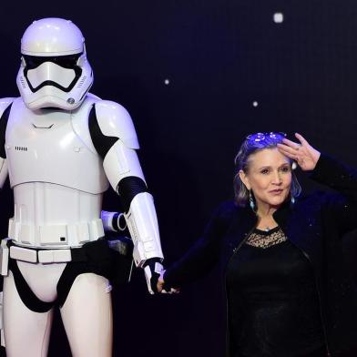 Carrie Fisher dies at 60(FILES) This file photo taken on December 16, 2015 shows US actress Carrie Fisher (R) posing with a storm trooper as she attends the opening of the European Premiere of "Star Wars: The Force Awakens" in central London. A family spokesman for the said December 27, 2016 that Carrie Fisher, the iconic actress who portrayed Princess Leia in the Star Wars series, died Tuesday following a massive heart attack last week. She was 60.LEON NEAL / AFPEditoria: ACELocal: LondonIndexador: LEON NEALSecao: cinemaFonte: AFPFotógrafo: STF