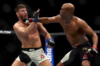  

British fighter Michael Bisping (L) competes with Anderson Silva of Brazil (R) during their middleweight bout at the Ultimate Fighting Championship (UFC) Fight Night event in London on February 27, 2016. Bisping beat Silva on a judges decision over five rounds.
NIKLAS HALLEN / AFP

Editoria: SPO
Local: London
Indexador: NIKLAS HALLEN
Secao: boxing
Fonte: AFP
Fotógrafo: STR