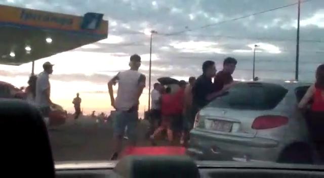 Vídeo mostra a briga generalizada em uma posto de combustíveis em São Gabriel, o Posto Batovi. Brigada Militar e Polícia Civil investigarão a conduta de dois policiais militares que estavam no local e podem ter se omitido de ajudar um colega PM, que acabou sendo morto na briga