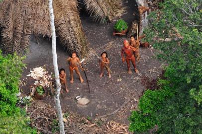  As fotos foram tiradas pela Fundação Nacional do Indio, FUNAI, que autorizou a Survival International utilizá-las como parte de sua campanha para proteger o território dos índios isolados.