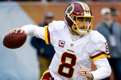 Washington Redskins v Chicago BearsCHICAGO, IL - DECEMBER 24: Quarterback Kirk Cousins #8 of the Washington Redskins looks to pass the football in the first quarter against the Chicago Bears at Soldier Field on December 24, 2016 in Chicago, Illinois.   Joe Robbins/Getty Images/AFPEditoria: SPOLocal: ChicagoIndexador: Joe RobbinsSecao: American FootballFonte: GETTY IMAGES NORTH AMERICAFotógrafo: STR