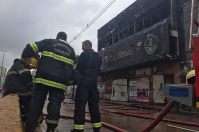 Incêndio atinge antiga boate da Avenida Farrapos, em Porto Alegre