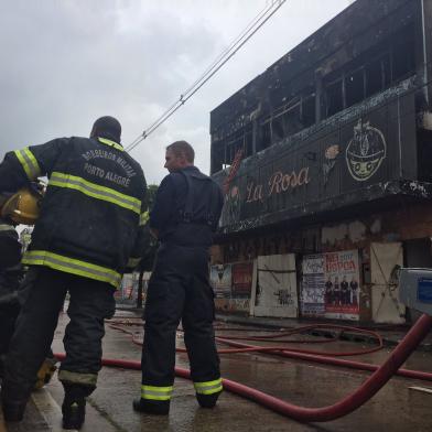 Incêndio atinge antiga boate da Avenida Farrapos, em Porto Alegre