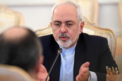 O cessar-fogo na Síria entre o regime e os rebeldes é uma grande conquista, afirmou o ministro iraniano das Relações Exteriores, Mohamad Javad Zarif.Inserir imagemInsert EmbedO cessar-fogo na Síria é uma grande conquista sobre a qual é preciso avançar atacando as raízes do terror extremista, disse Zarif em sua conta no Twitter.Zarif teve uma conversa por telefone com o ministro russo das Relações Exteriores, Serguei Lavrov, para falar do cessar-fogo, indicou, por sua vez, a agência de notícias IRNA.Comemoraram o cessar-fogo em todo o território da Síria e insistiram na luta contra o terrorismo, os grupos Estado Islâmico (EI) e Al Nusra e seus aliados, informou a agência IRNA.