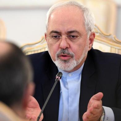 O cessar-fogo na Síria entre o regime e os rebeldes é uma grande conquista, afirmou o ministro iraniano das Relações Exteriores, Mohamad Javad Zarif.Inserir imagemInsert EmbedO cessar-fogo na Síria é uma grande conquista sobre a qual é preciso avançar atacando as raízes do terror extremista, disse Zarif em sua conta no Twitter.Zarif teve uma conversa por telefone com o ministro russo das Relações Exteriores, Serguei Lavrov, para falar do cessar-fogo, indicou, por sua vez, a agência de notícias IRNA.Comemoraram o cessar-fogo em todo o território da Síria e insistiram na luta contra o terrorismo, os grupos Estado Islâmico (EI) e Al Nusra e seus aliados, informou a agência IRNA.