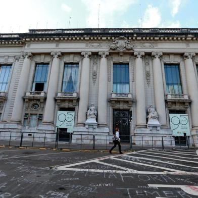  PORTO ALEGRE, RS, BRASIL - 14/12/2016 : Esquema de segurança montado em frente ao Palácio Piratini e à Assembleia Legislativa do Estado do Rio Grande do Sul prevendo novos protestos contra o pacote do governo Sartori. (FOTO: BRUNO ALENCASTRO/AGÊNCIA RBS)