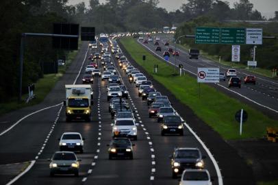  SANTO ANTÔNIO DA PATRULHA, RS, BRASIL - 30-12-2016 - Freeway. Movimento nas estradas. Saída o final de semana de Ano Novo. (FOTO: CAMILA DOMINGUES/ESPECIAL)