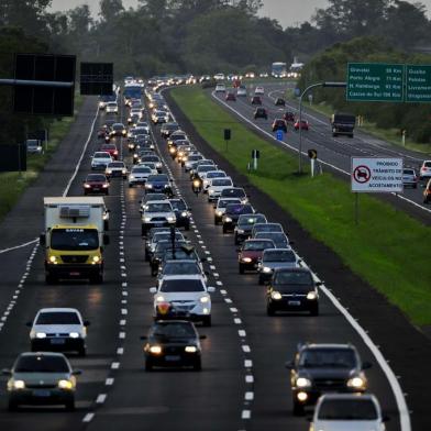  SANTO ANTÔNIO DA PATRULHA, RS, BRASIL - 30-12-2016 - Freeway. Movimento nas estradas. Saída o final de semana de Ano Novo. (FOTO: CAMILA DOMINGUES/ESPECIAL)