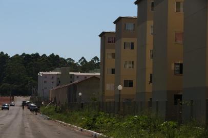  CANOAS, RS, BRASIL - 03-01-2017 - Cerca de 50 pessoas entraram sem autorização em residências de um condomínio do Minha Casa Minha Vida, em Canoas, na noite desta segunda-feira. As habitações, na Avenida do Nazário, no bairro Guajuviras, estão quase prontas mas ainda não foram entregues aos participantes do programa do Governo Federal. A Brigada Militar foi chamada por volta das 23h50 e acompanha o caso, mas afirma que só irá atuar se houver uma autorização judicial, movida pela prefeitura, determinando desapropriação. A Guarda Municipal também está presente. (FOTO: TADEU VILANI/AGÊNCIA RBS)