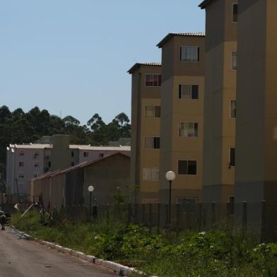  CANOAS, RS, BRASIL - 03-01-2017 - Cerca de 50 pessoas entraram sem autorização em residências de um condomínio do Minha Casa Minha Vida, em Canoas, na noite desta segunda-feira. As habitações, na Avenida do Nazário, no bairro Guajuviras, estão quase prontas mas ainda não foram entregues aos participantes do programa do Governo Federal. A Brigada Militar foi chamada por volta das 23h50 e acompanha o caso, mas afirma que só irá atuar se houver uma autorização judicial, movida pela prefeitura, determinando desapropriação. A Guarda Municipal também está presente. (FOTO: TADEU VILANI/AGÊNCIA RBS)