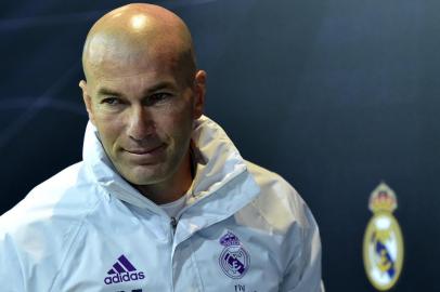 Real Madrids French coach Zinedine Zidane leaves after giving a press conference at Valdebebas Sport City in Madrid on January 3, 2017, on the eve of the Spanish Copa del Rey (Kings Cup) match Real Madrid CF vs Sevilla FC. / AFP PHOTO / GERARD JULIEN