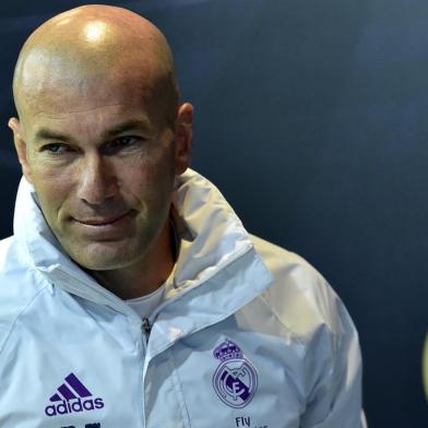 Real Madrid's French coach Zinedine Zidane leaves after giving a press conference at Valdebebas Sport City in Madrid on January 3, 2017, on the eve of the Spanish Copa del Rey (King's Cup) match Real Madrid CF vs Sevilla FC. / AFP PHOTO / GERARD JULIEN