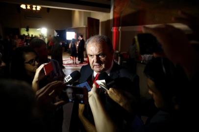 PORTO ALEGRE, RS, BRASIL, 03-01-2017. Marcelo Medeiros toma posse como novo presidente do Internacional no estádio Beira-Rio. Na foto, ex-presidente Vitório Píffero concede entrevista antes de passar o cargo. (CAMILA DOMINGUES/ESPECIAL)