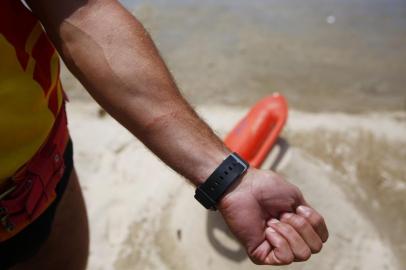 ATLÂNTIDA SUL, RS, BRASIL, 03-01-2017. Fotos gerais de gente na beira da praia. O salva-vidas Ciro da Silva Severo foi atacado por uma água-viva  e/ou mãe d'água em Atlântida Sul.(ISADORA NEUMANN/AGÊNCIA RBS)