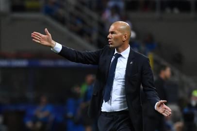 Atlético de Madrid e Real Madrid se enfrentam na final da Liga dos Campeões em Milão. Na foto, o técnico do Real Madrid, Zidane. Real Madrids French coach Zinedine Zidane gives instructions to his players during the UEFA Champions League final football match between Real Madrid and Atletico Madrid at San Siro Stadium in Milan, on May 28, 2016. 
GERARD JULIEN / AFP