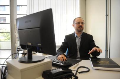  CAXIAS DO SUL, RS, BRASIL, 03/01/2017. Secretarios do governo de Daniel Guerra ocupam seus gabinetes nos primeiros dias da nova gestão. A Procuradoria-Geral será comandada de forma interina pelo procurador Leonardo da Rocha de Souza, de 39 anos. (Diogo Sallaberry/Agência RBS)