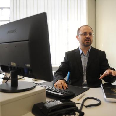  CAXIAS DO SUL, RS, BRASIL, 03/01/2017. Secretarios do governo de Daniel Guerra ocupam seus gabinetes nos primeiros dias da nova gestão. A Procuradoria-Geral será comandada de forma interina pelo procurador Leonardo da Rocha de Souza, de 39 anos. (Diogo Sallaberry/Agência RBS)