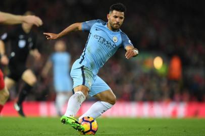 Manchester Citys Argentinian striker Sergio Agüero turns with the ball during the English Premier League football match between Liverpool and Manchester City at Anfield in Liverpool, north west England on December 31, 2016. 
Paul ELLIS / AFP