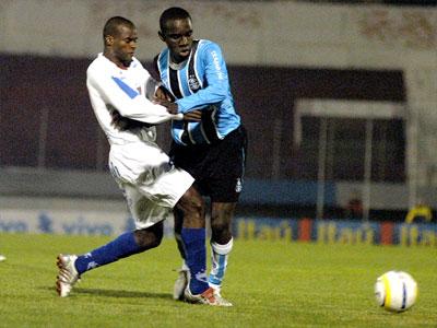 Hugo briga pela bola - grêmio - fortaleza - portões fechados - centenário - caxias do sul - brasileirão - campeonato brasileiro - 24/08/2006 