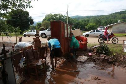  

ROLANTE, RS, BRASIL - 06-01-2017 - Enchente deixa famílias ilhadas e interdita rodovia em Rolante. Localidade de Alto Rolante. (FOTO: TADEU VILANI/AGÊNCIA RBS)