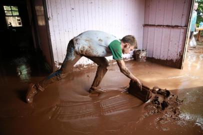  

ROLANTE, RS, BRASIL - 06-01-2017 - Enchente deixa famílias ilhadas e interdita rodovia em Rolante. Localidade de Alto Rolante. (FOTO: TADEU VILANI/AGÊNCIA RBS)