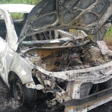 Corpo encontrado carbonizado em carro queimado no Bairro São Luís em Canoas