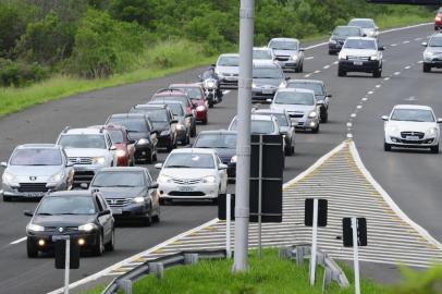  

PORTO ALEGRE, RS, BRASIL, 06-01-2017. Veranistas pegam a Freeway para aproveitarem as praias do Litoral Norte durante o final de semana. (LAURO ALVES/AGÊNCIA RBS)