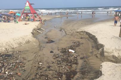 esgoto na beira da praia de capão da canoa