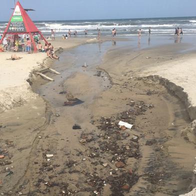 esgoto na beira da praia de capão da canoa