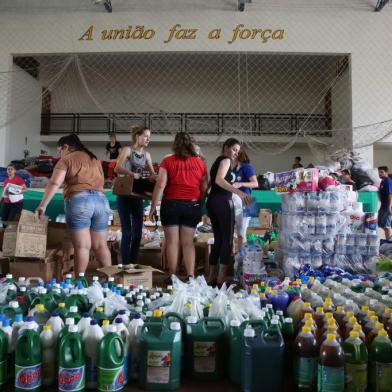  Um dia depois da enxurrada que invadiu Rolante e expulsou pelo menos 300 famílias de casa, o sábado é de reconstrução e solidariedade no município do Vale do Paranhana. As doações estão sendo recebidas e distribuídas no Salão Paroquial Cristo Rei.