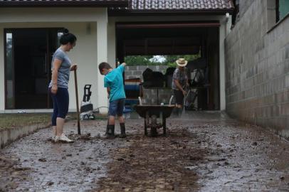 Um dia depois da enxurrada que invadiu Rolante e expulsou pelo menos 300 famílias de casa, o sábado é de reconstrução e solidariedade no município do Vale do Paranhana. As doações estão sendo recebidas e distribuídas no Salão Paroquial Cristo Rei.